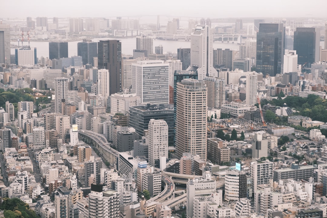 그래프 앞에서 투자자가 환율과 일본 금리, 코스피 지수와 금융사 주가, 물가 상승률을 함께 점검하며 2025년 투자 전략을 고민하는 장면