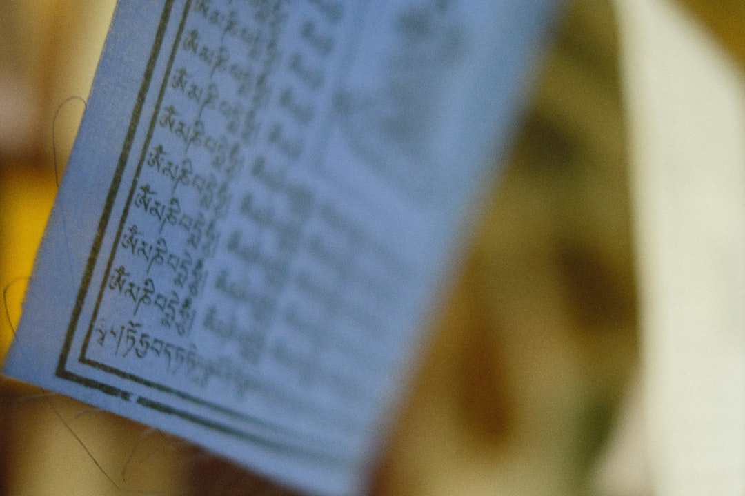 달러화와 원화 지폐가 겹쳐 놓여 있고 뒤로 하락하는 코스피 차트가 보이며 환율 급등과 금리 동결 속 투자 전략 점검을 상징함