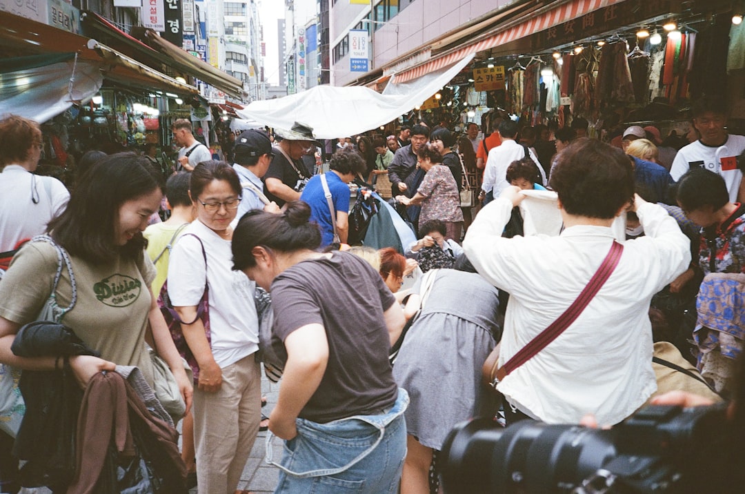 상승 그래프와 2% 수치가 강조된 차트를 배경으로, 물가 안정과 인플레이션, 기준금리 전망을 함께 상징함