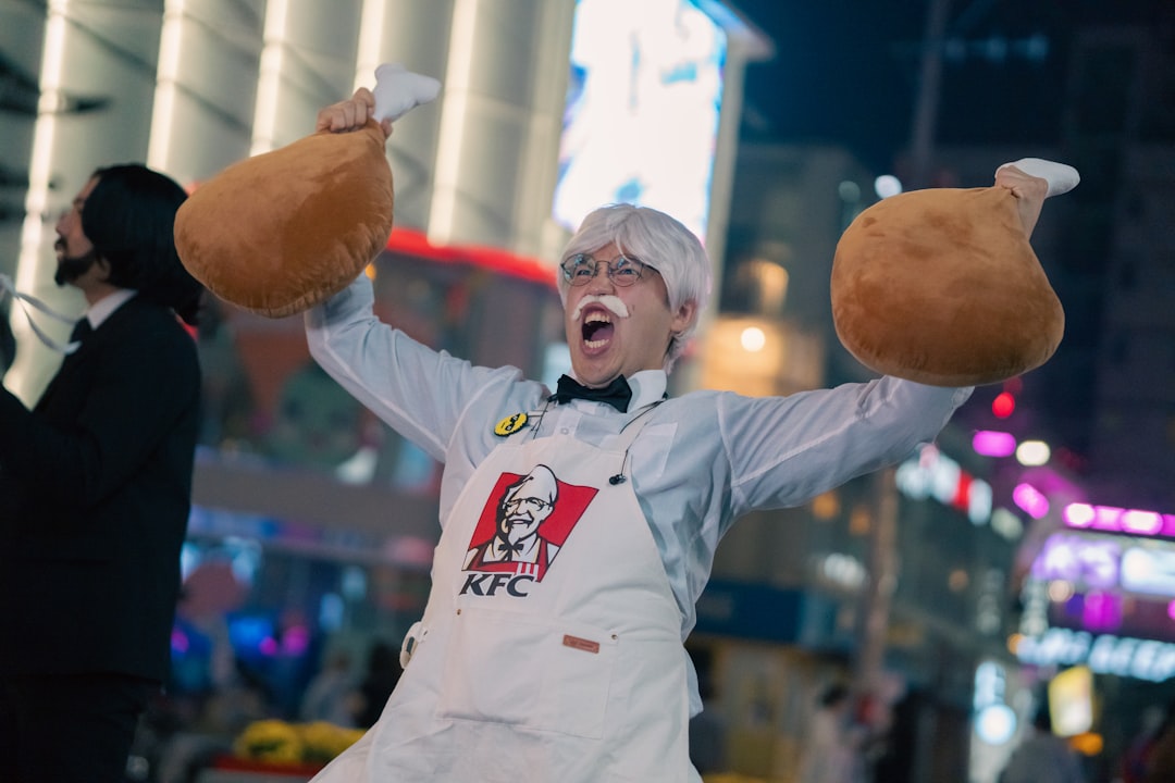 주가 차트가 급락 곡선을 그리는 가운데 인플레이션, 기준금리 동결, 정부 AI·반도체 투자 관련 아이콘이 함께 배치된 금융시장 개요 장면을 표현함