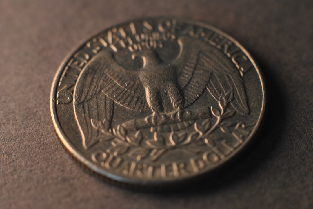 붉은 상승 그래프와 코스피 지수가 겹쳐 보이고 전쟁 위험, 30대 대출, 금리·통화정책 변동성을 상징함